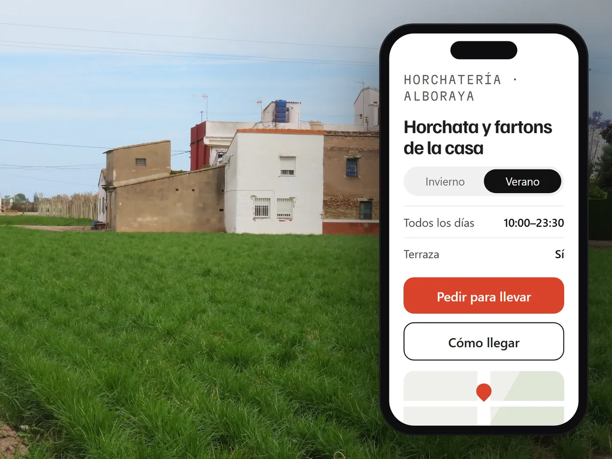 Campo de chufa junto a unas alquerías de Alboraya y la web de una horchatería en el móvil con horario de verano y botón para pedir