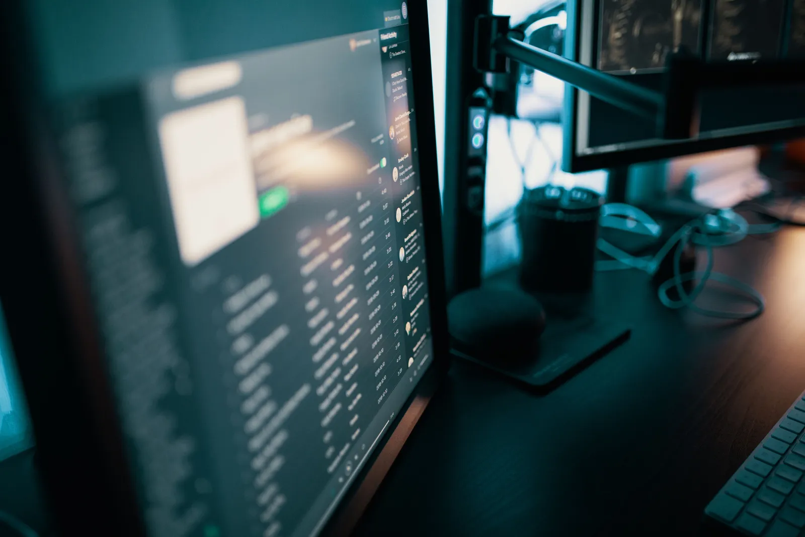 Monitores con una interfaz web en un escritorio en penumbra